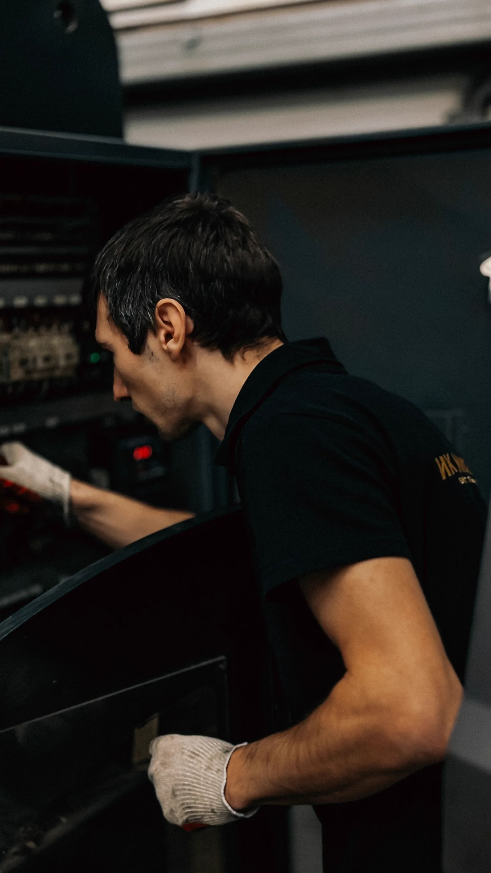 Technicien inspectant un équipement industriel