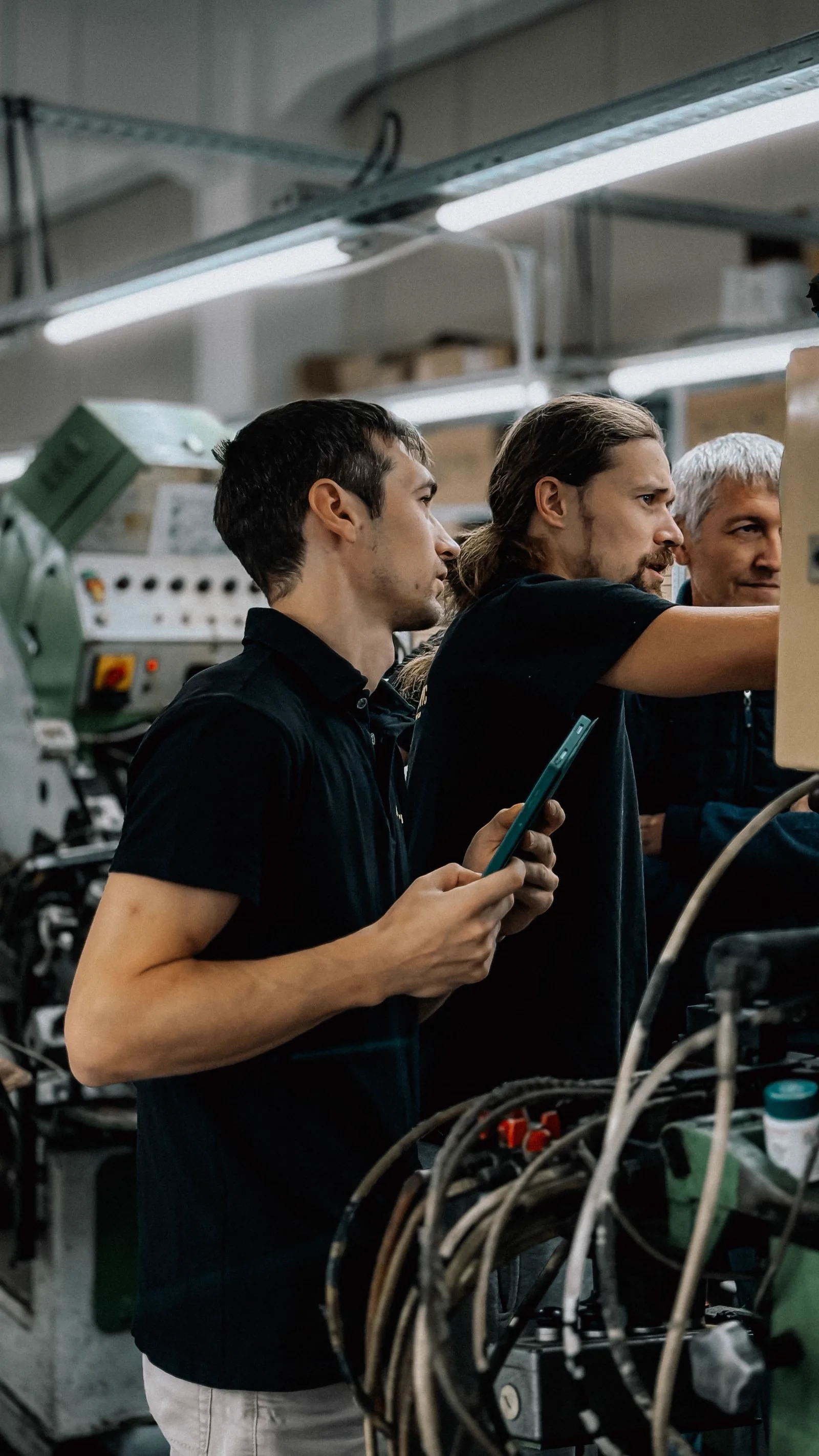 Équipe technique collaborant dans un environnement industriel