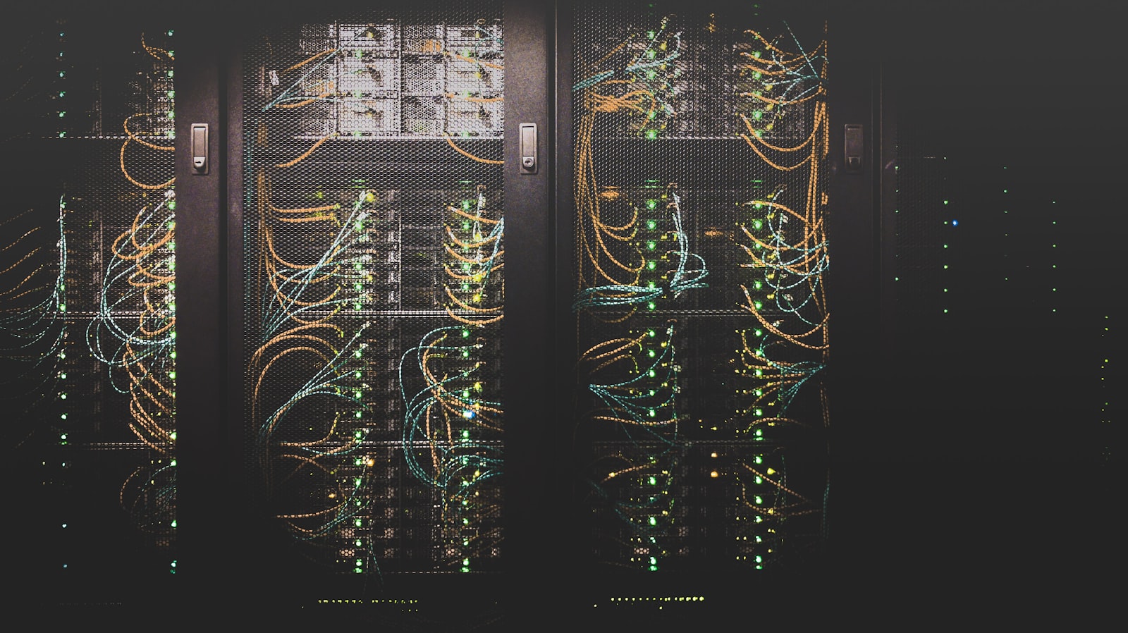 Baies de serveurs GPU en salle informatique