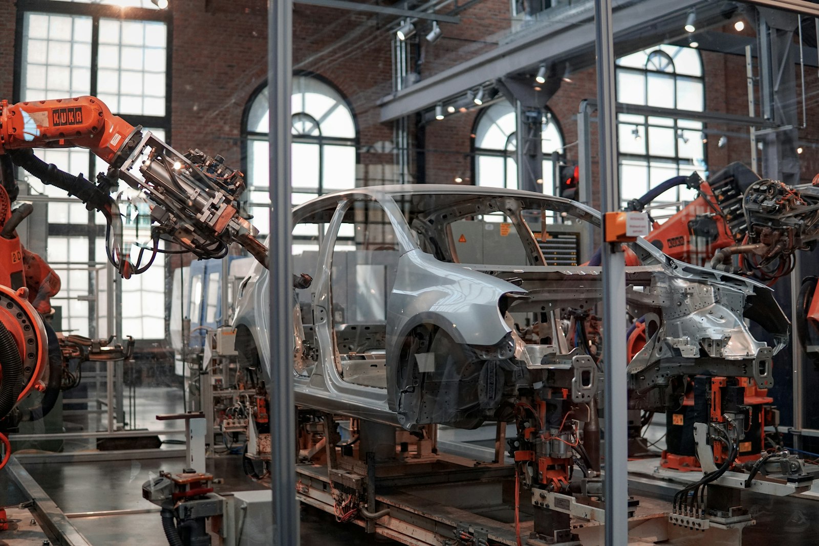 Bras robotique industriel six axes dans une usine