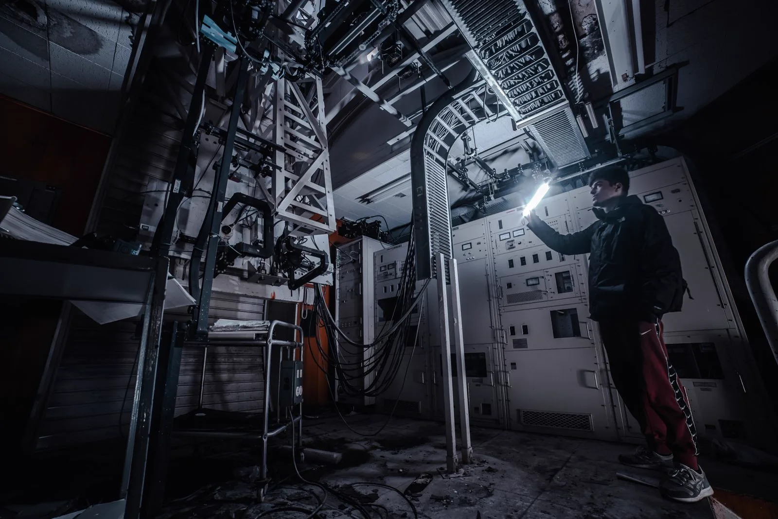 Technicien contrôlant des équipements dans une salle industrielle