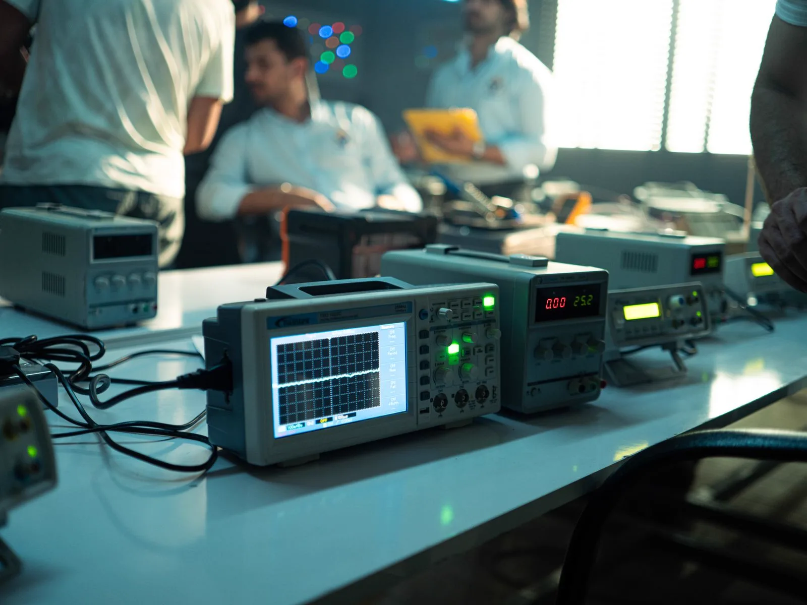 Laboratoire électronique avec oscilloscopes et équipements de test